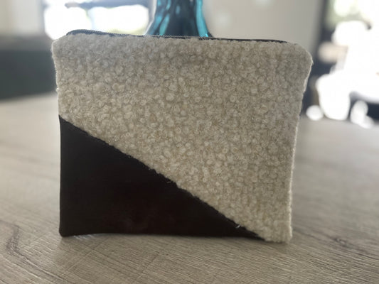 Pochette simili cuir marron et moumoute blanche pailletée